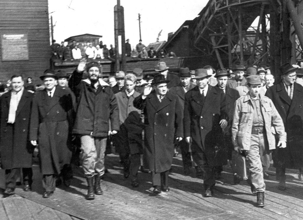 1963 г. Фидель Кастро и Анастас Микоян в рыбном порту. Еще фото из серии